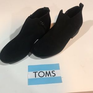 Beautiful Toms women’s black shoes. Only worn once.